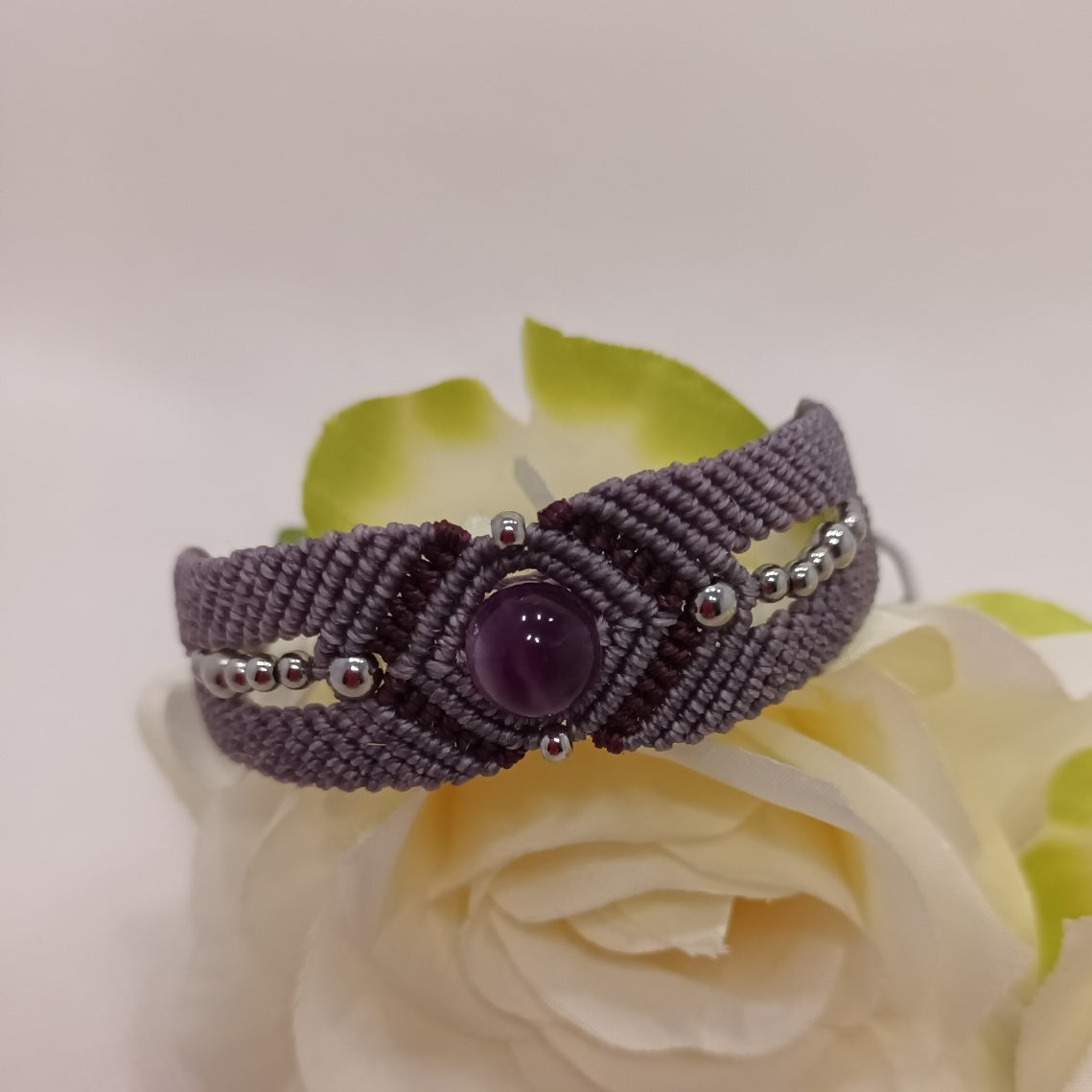 Bracelet fluorine violette - micro‑macramé - réglable