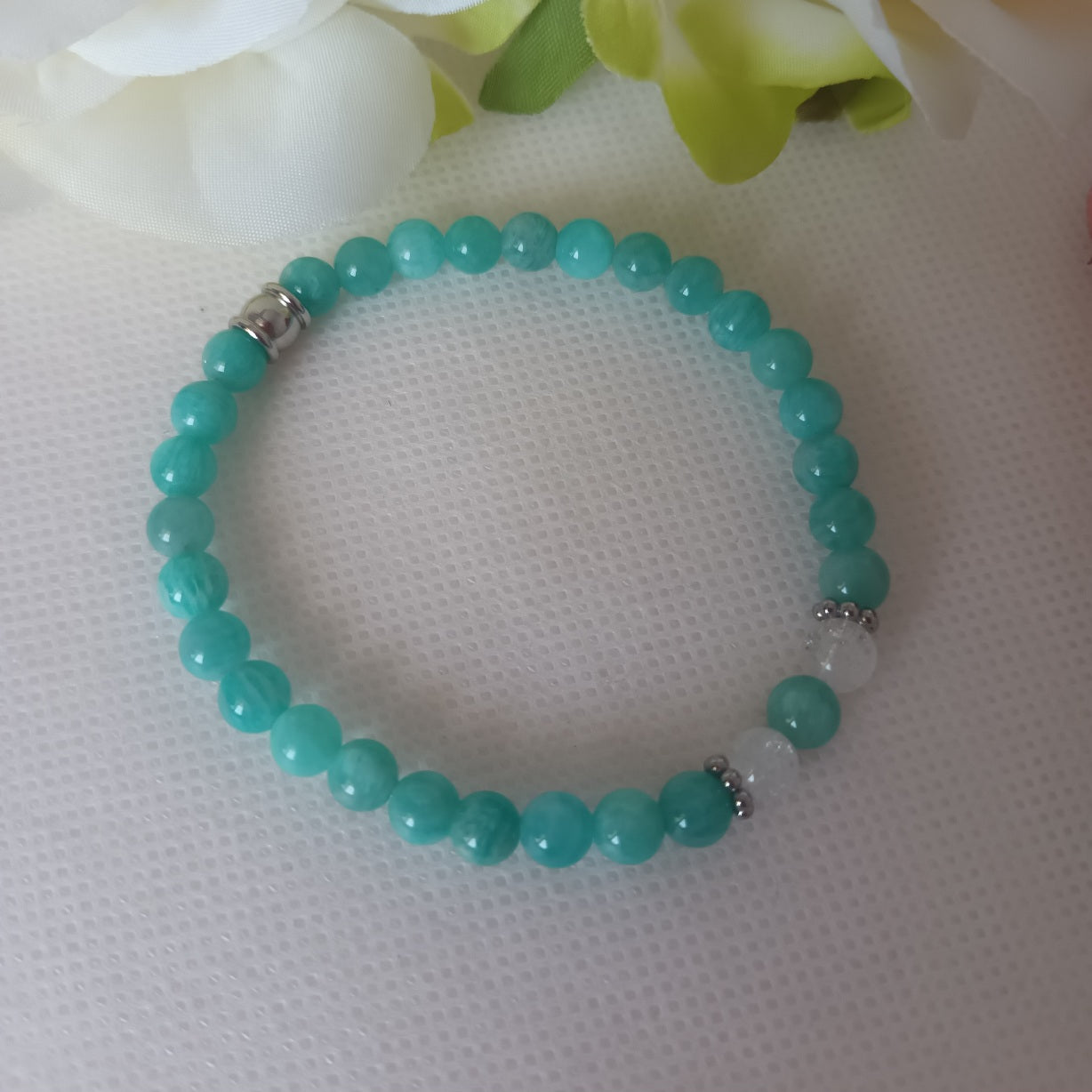 Bracelet amazonite du Pérou et cristal de roche 6 mm - breloques acier inox - élastique 16 cm