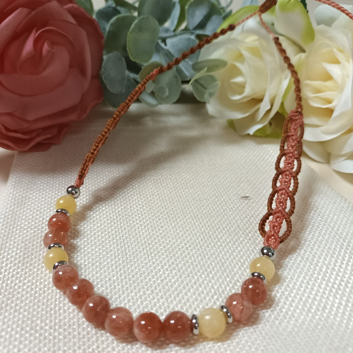 Collier pierre de soleil et calcite orange - micro‑macramé - réglable