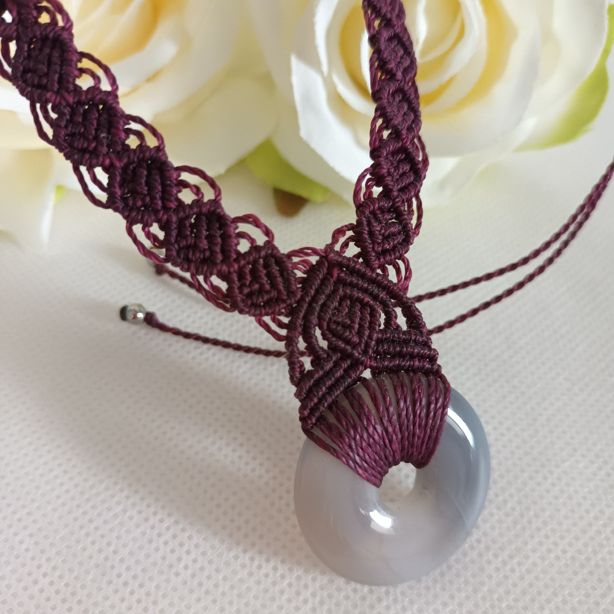 Collier donut agate 3 cm - micro‑macramé - réglable