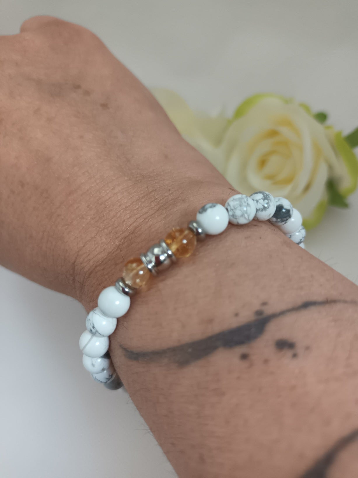 Bracelet howlite et citrine 6 mm - breloques acier inox  élastique 17 cm