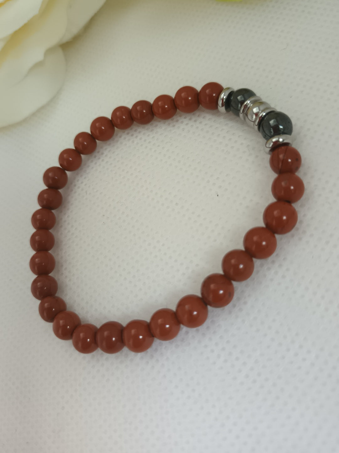 Bracelet jaspe rouge et hématite magnétique 6 mm - breloques acier inox  élastique 16 cm