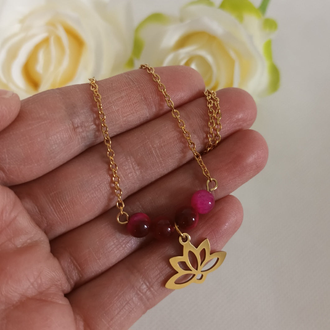 Collier œil de tigre rose - fleur de lotus 1 × 2 cm - perles 6 mm - acier inox or