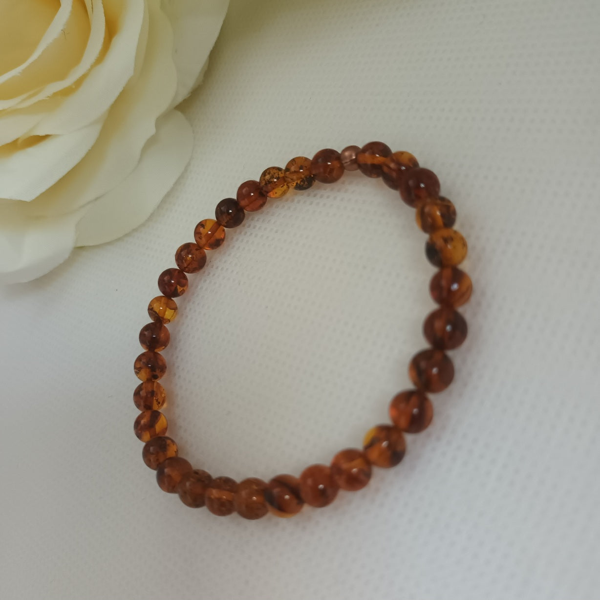 Bracelet ambre naturel 6 mm - perle laiton - élastique 16 cm