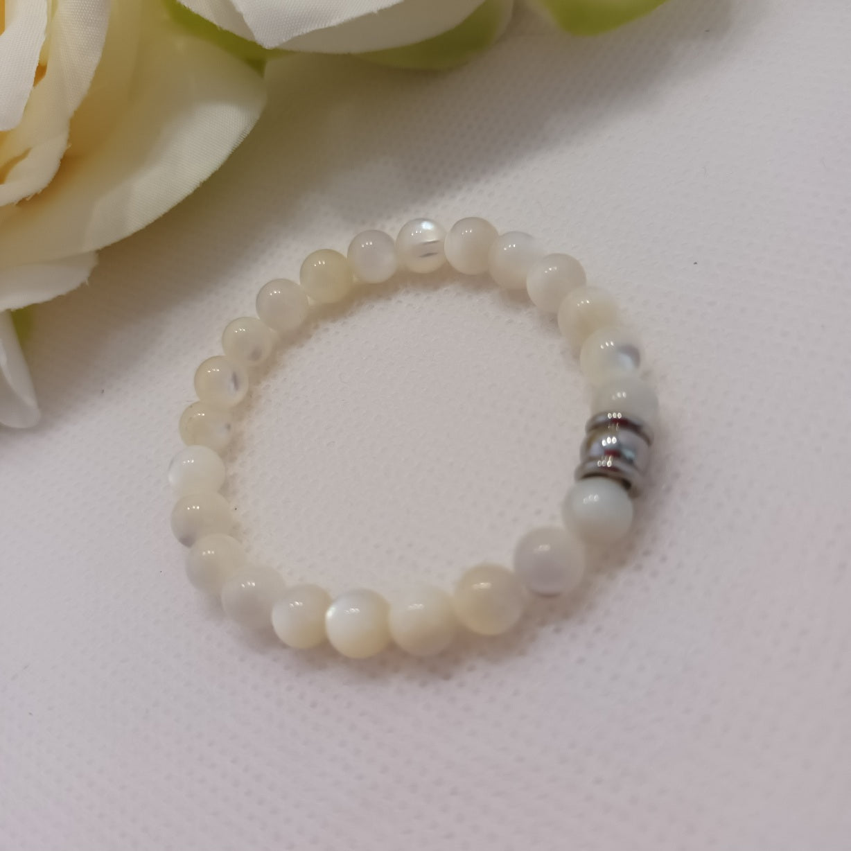 Bracelet nacre 6 mm  - perle acier inox - élastique 12 cm - enfant