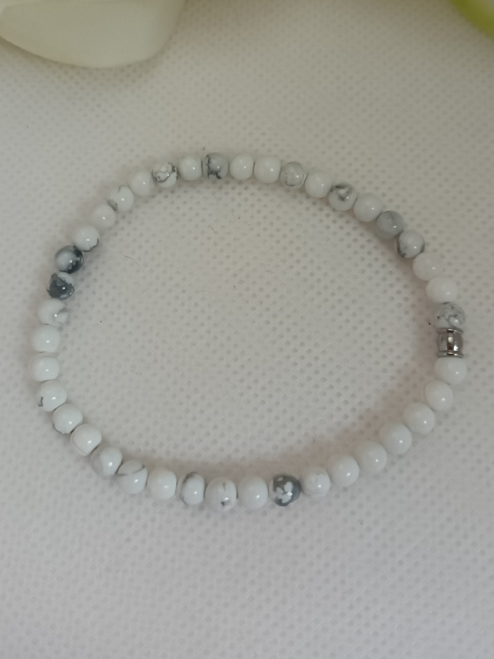 Bracelet howlite 4 mm - perle acier inox - élastique 16 cm