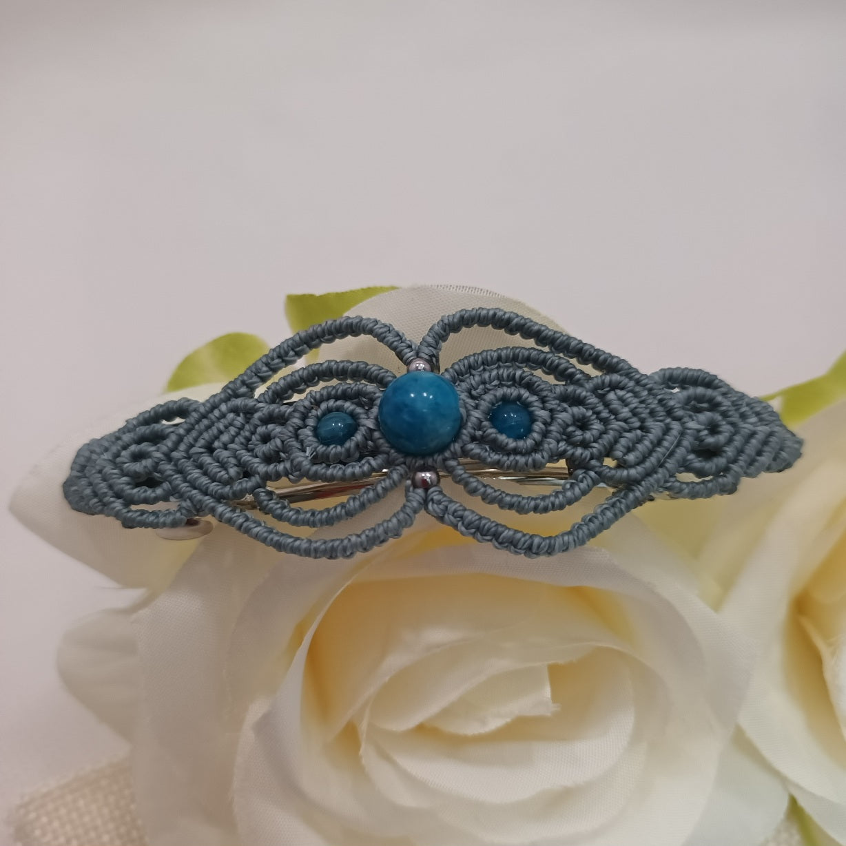 Barrette micro‑macramé & apatite bleue