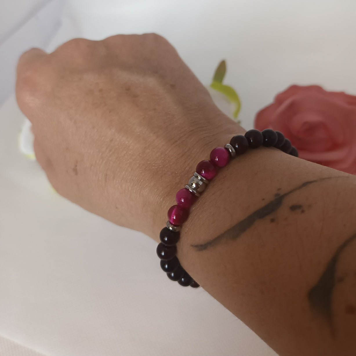 Bracelet bois et œil de tigre teinté rose 6 mm - perles acier inox - élastique 16 cm