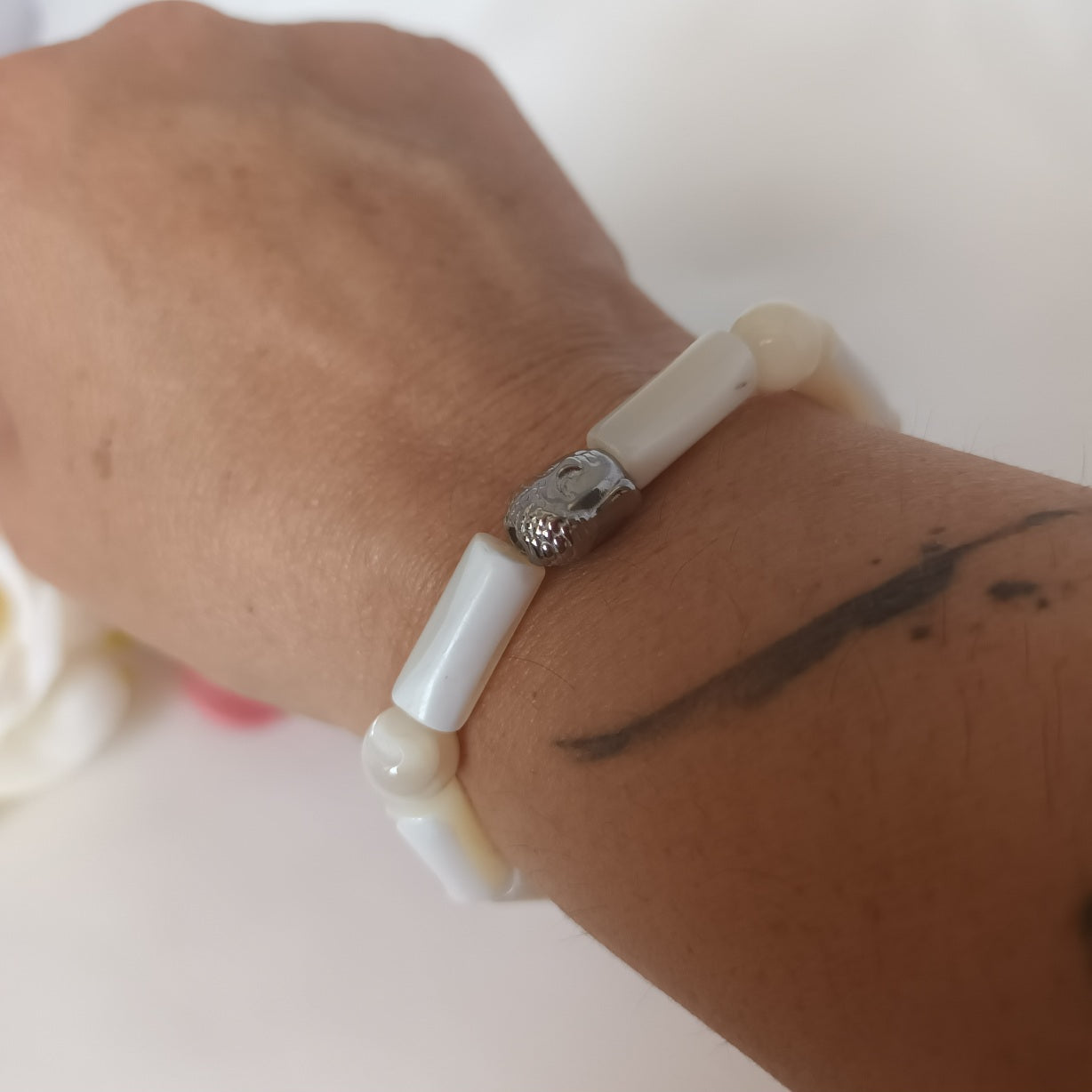 Bracelet nacre naturelle - breloque bouddha acier inox - élastique 15 cm