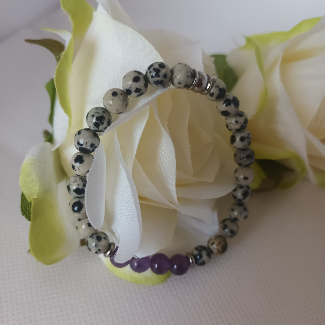 Bracelet jaspe dalmatien et améthyste 6 mm - perles acier inox  élastique 16 cm