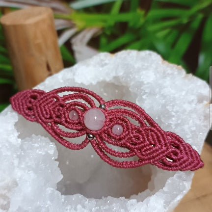 Barrette micro‑macramé et quartz rose