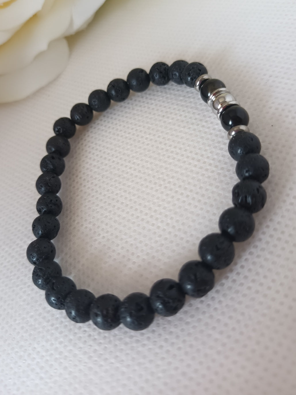 Bracelet pierre de lave et obsidienne dorée 6 mm - breloques acier inox - élastique 16 cm
