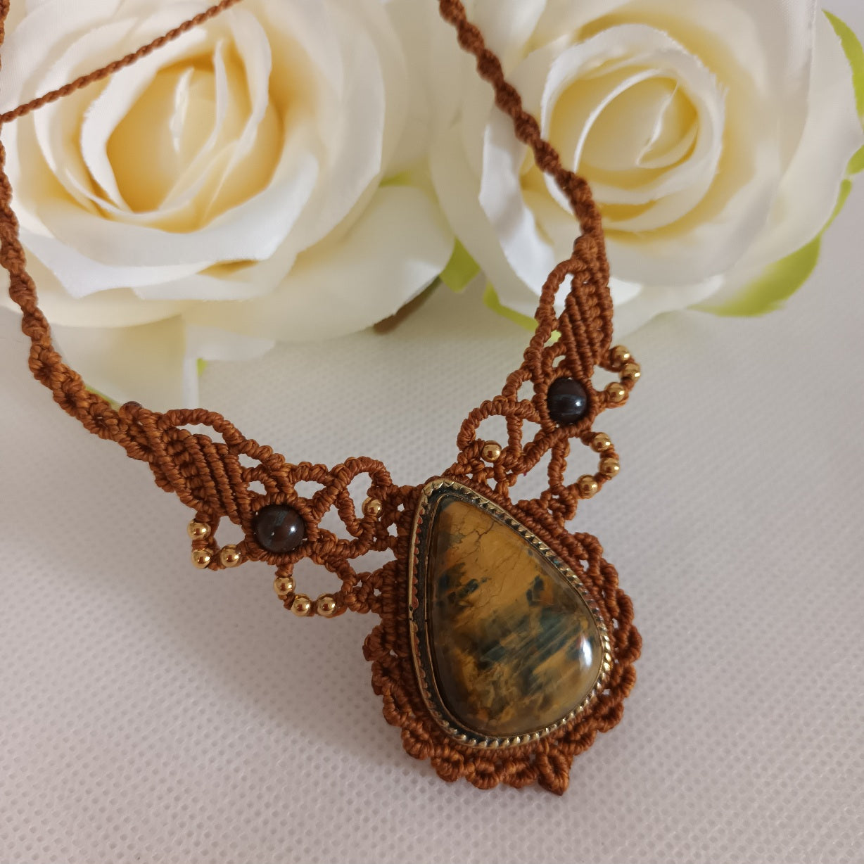 Collier piétersite & œil de fer - micro‑macramé - réglable