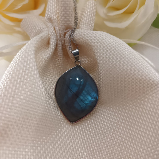 Pendentif labradorite sertie - 3,5 × 2,5 cm - chaîne acier inox argent