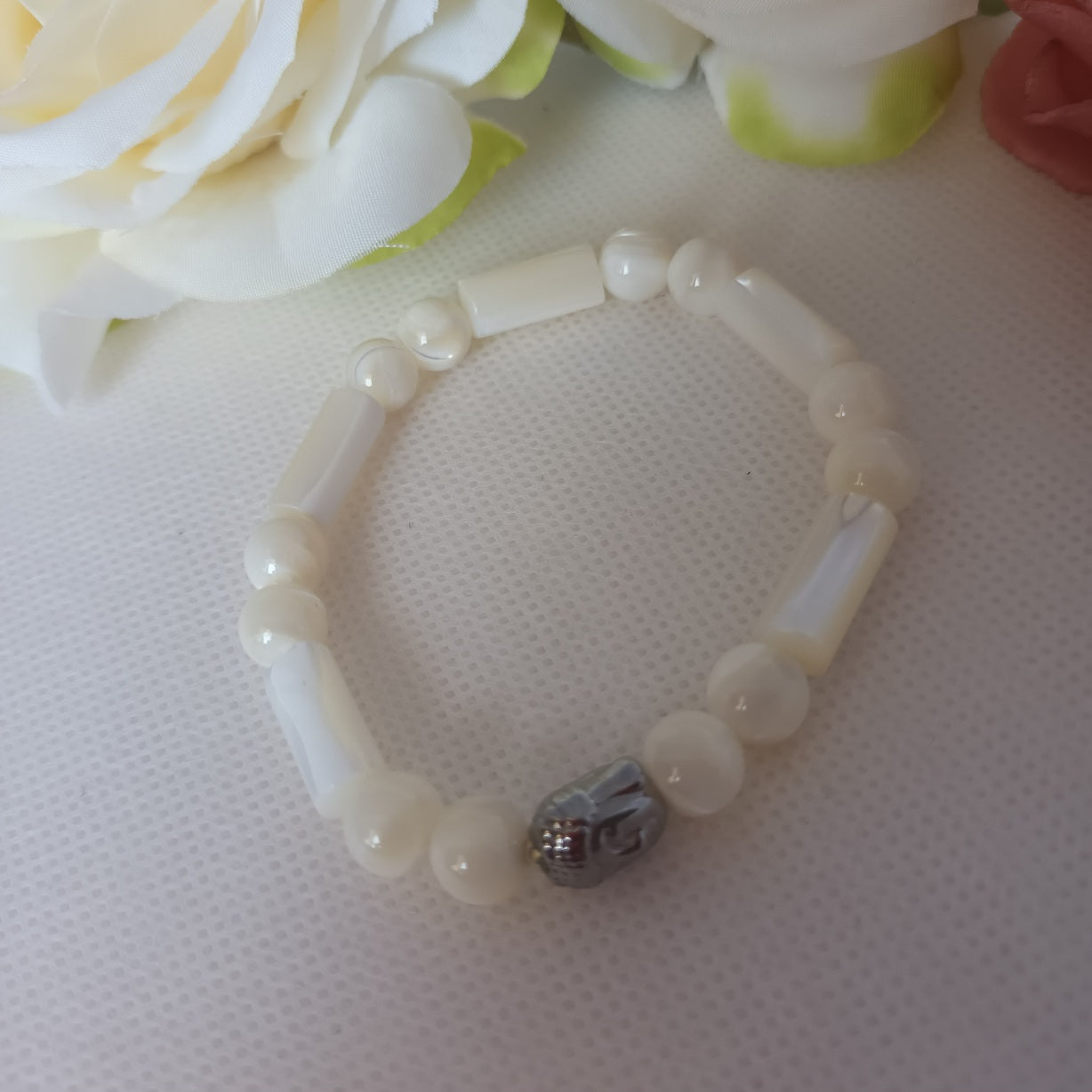 Bracelet nacre naturelle - breloque bouddha acier inox - élastique 16 cm