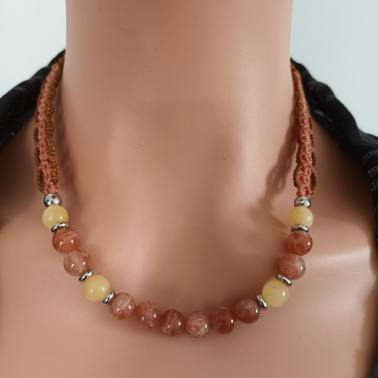 Collier pierre de soleil et calcite orange - micro‑macramé - réglable