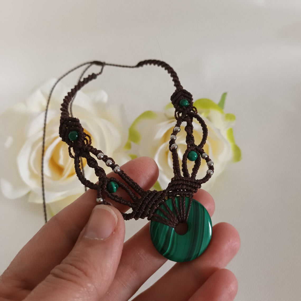Collier donut malachite 2,5 cm - micro‑macramé - réglable