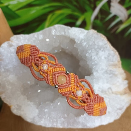 Barrette micro‑macramé et calcite orange