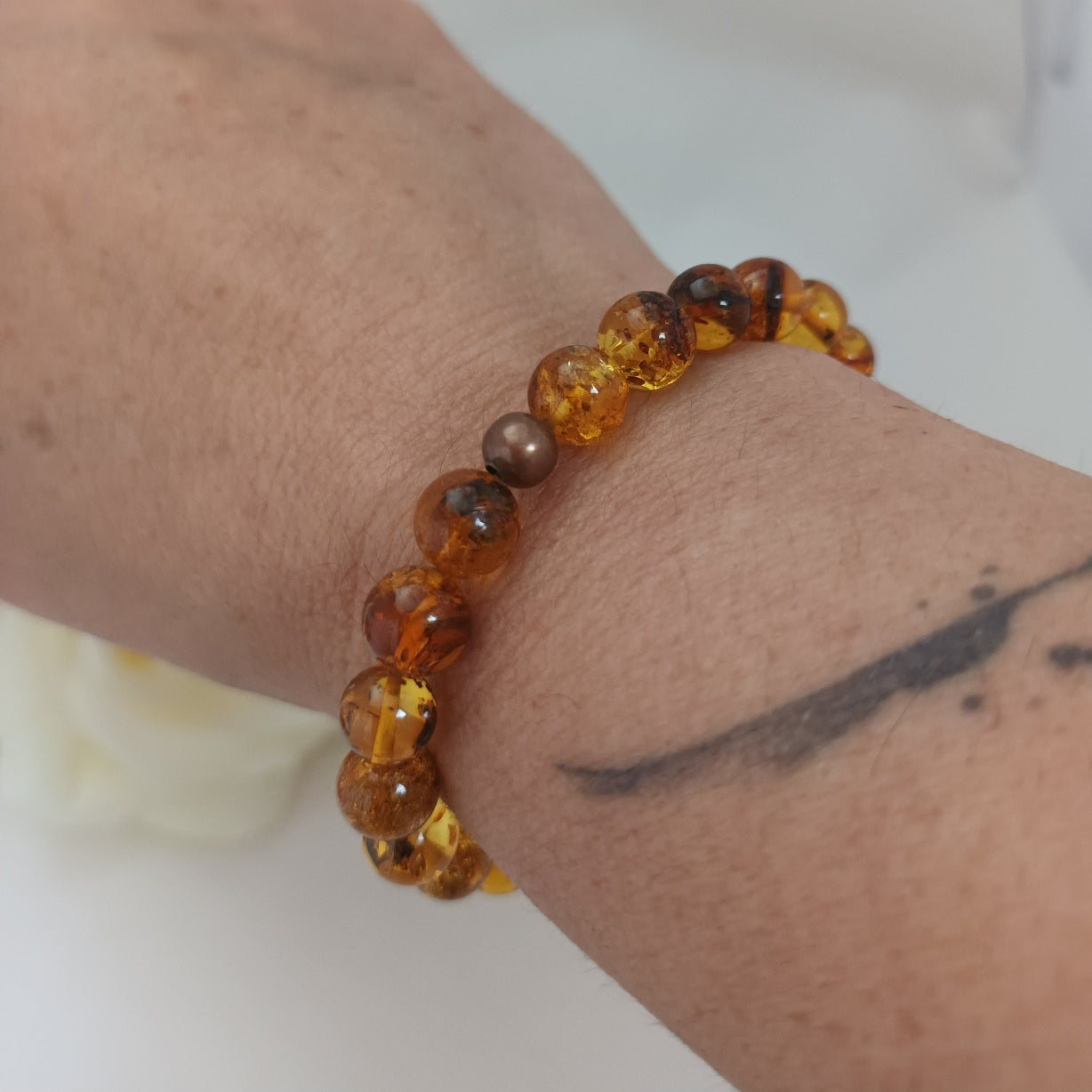 Bracelet ambre naturel 8 mm - perle laiton - élastique 15 cm