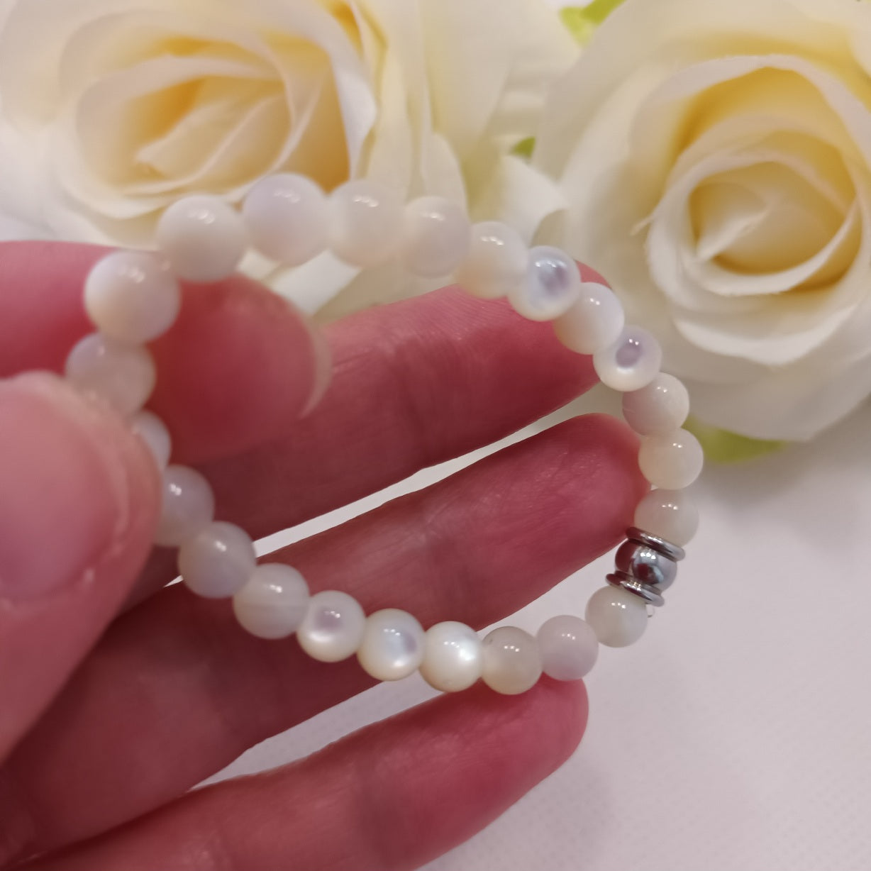 Bracelet nacre 6 mm  - perle acier inox - élastique 12 cm - enfant