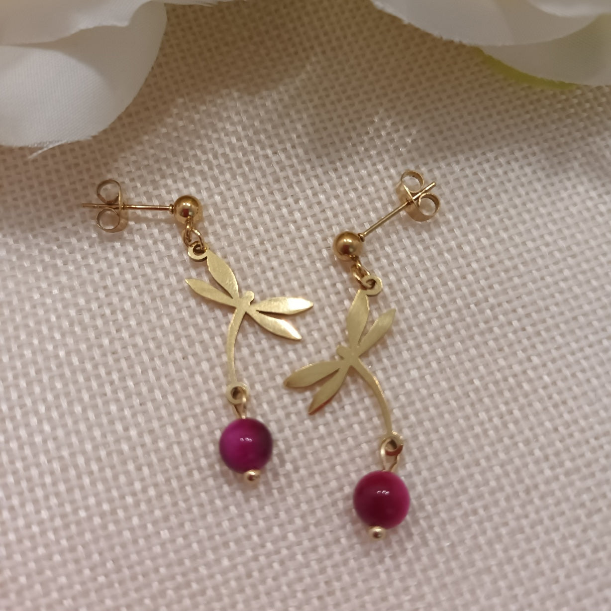 Boucles d’oreilles œil de tigre teinté rose - motif libellule - acier inoxydable - 4 × 1,5 cm