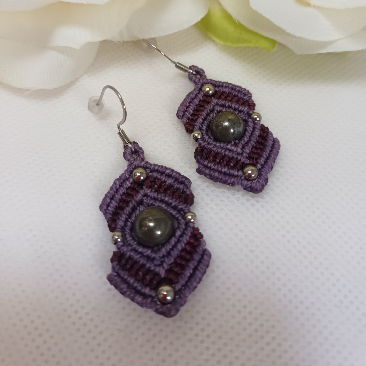 Boucles d’oreilles pyrite - micro‑macramé - acier inoxydable - 5,6 × 2 cm