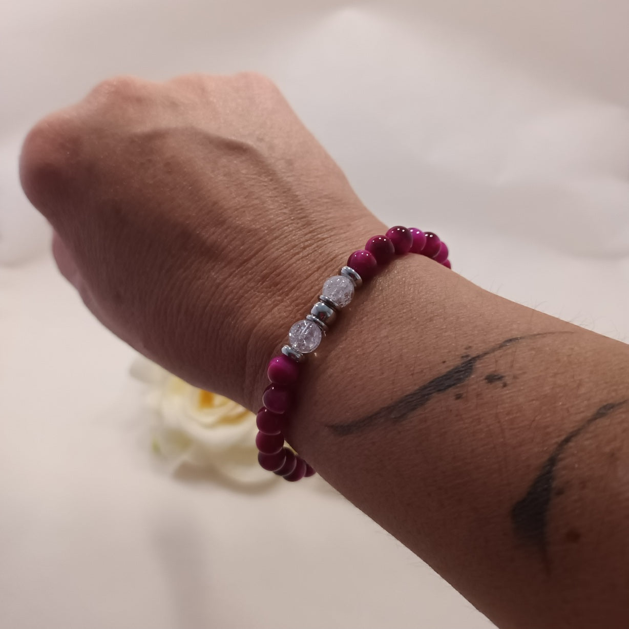 Bracelet œil de tigre teinté rose & cristal de roche 6 mm - perles acier inox - élastique 16 cm