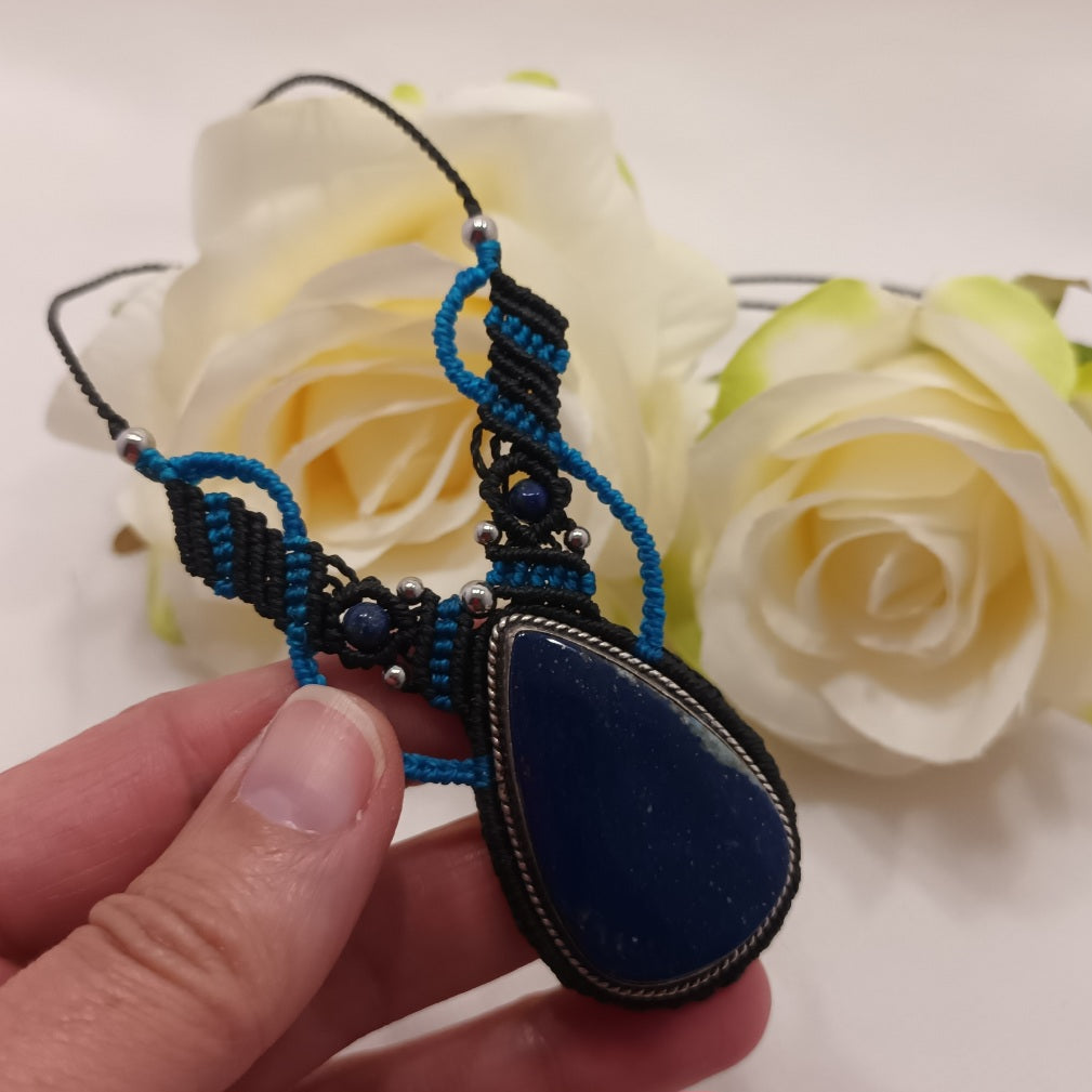 Collier lapis‑lazuli - 4 × 2,6 cm - micro‑macramé - réglable