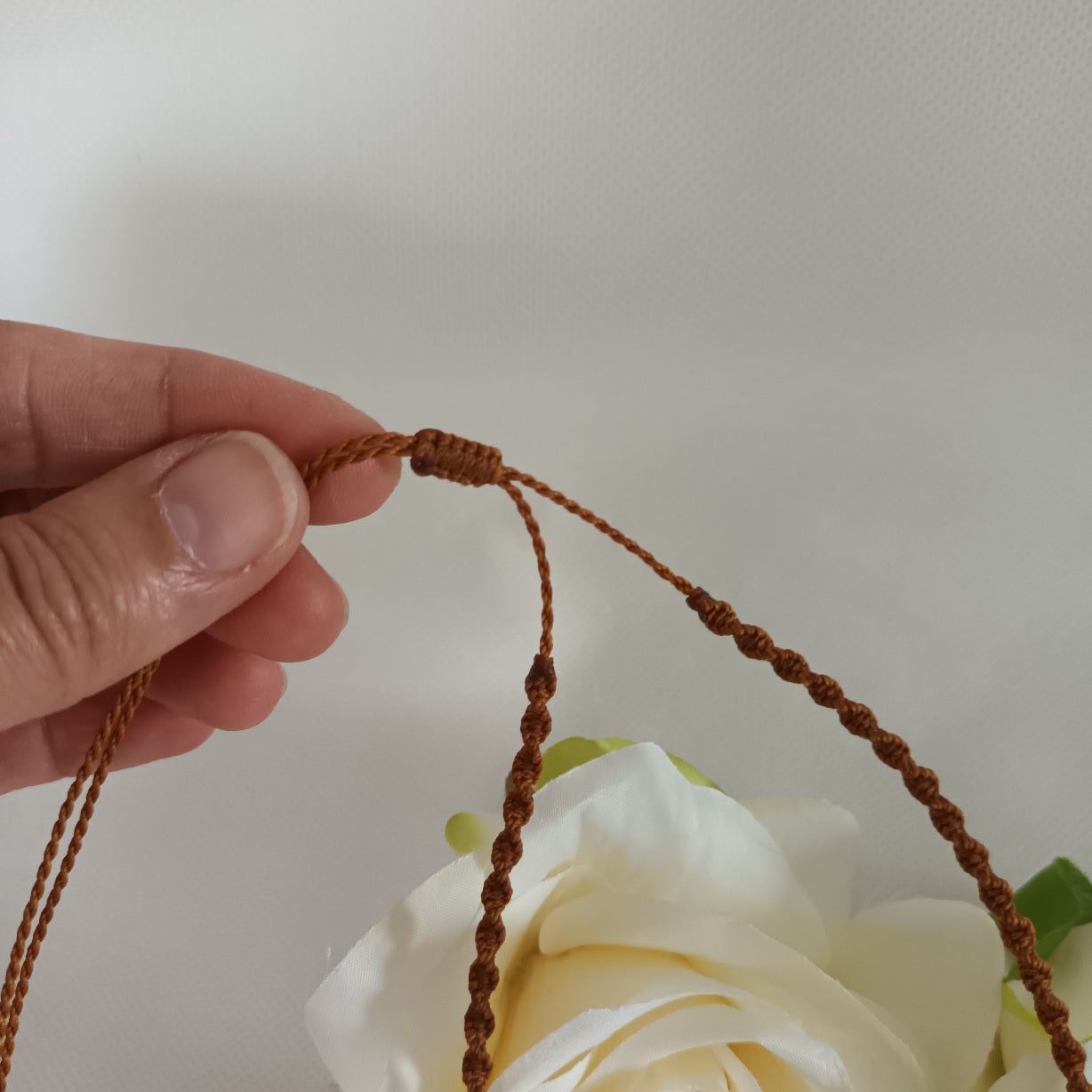 Collier piétersite & œil de fer - micro‑macramé - réglable