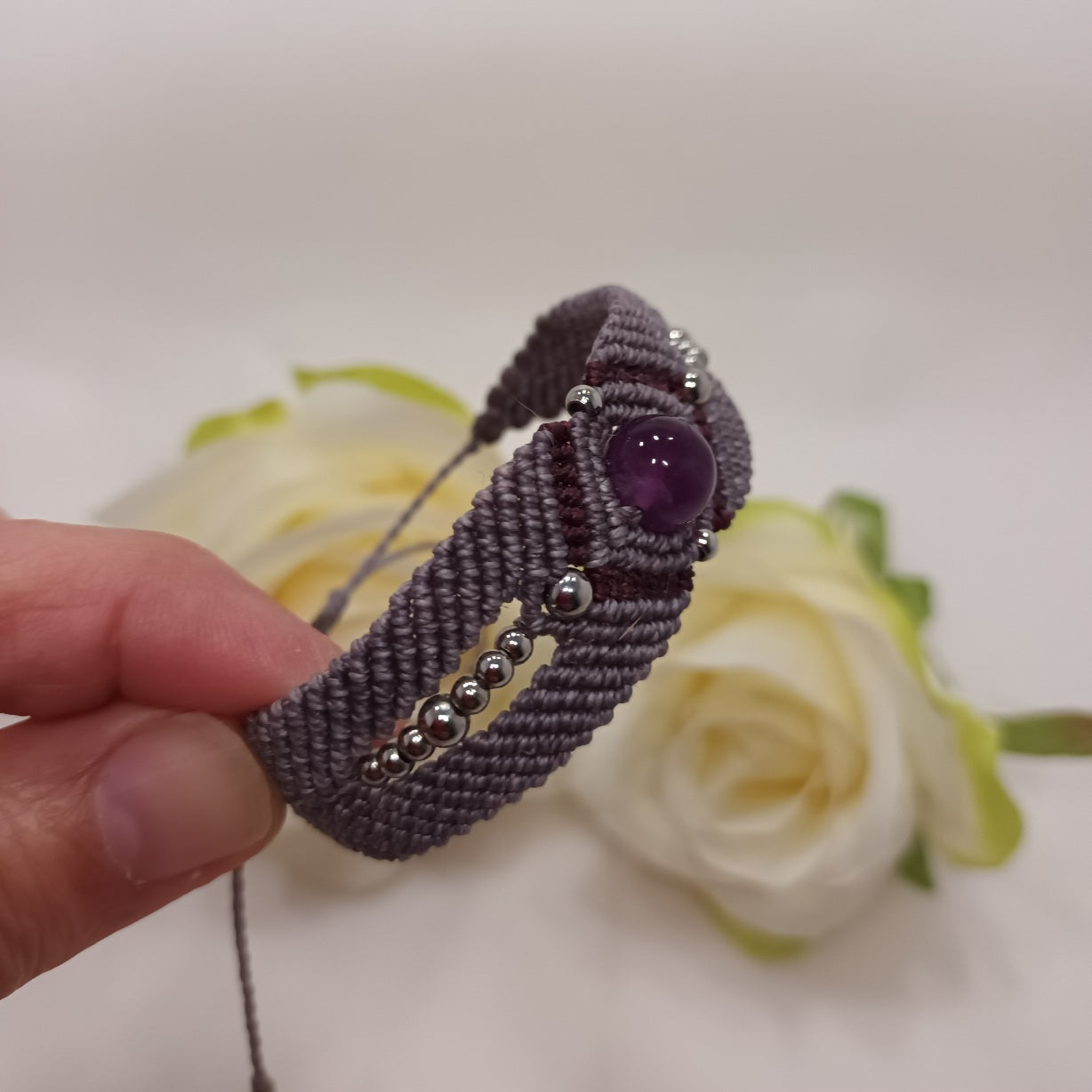 Bracelet fluorine violette - micro‑macramé - réglable