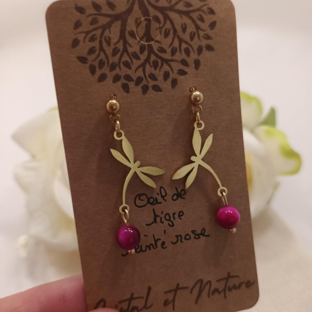 Boucles d’oreilles œil de tigre teinté rose - motif libellule - acier inoxydable - 4 × 1,5 cm