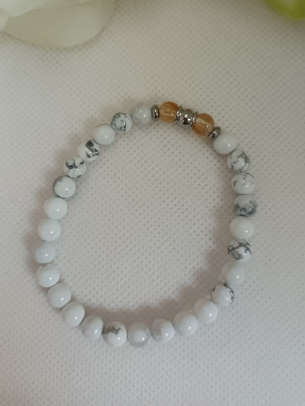Bracelet howlite et citrine 6 mm - breloques acier inox  élastique 17 cm