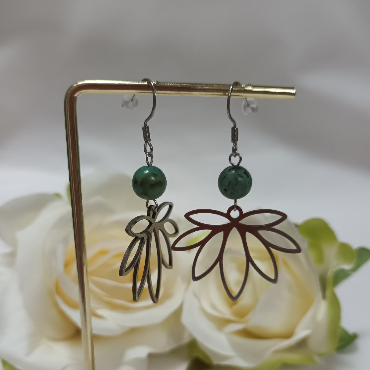 Boucles d’oreilles turquoise d’Afrique & motif feuille - acier inoxydable - 5,8 × 3,5 cm