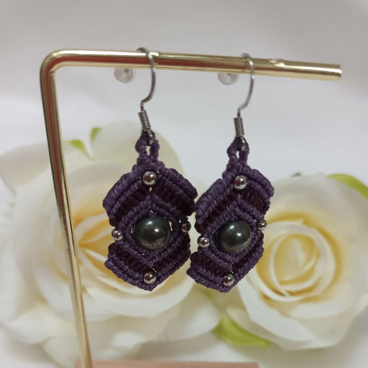 Boucles d’oreilles pyrite - micro‑macramé - acier inoxydable - 5,6 × 2 cm