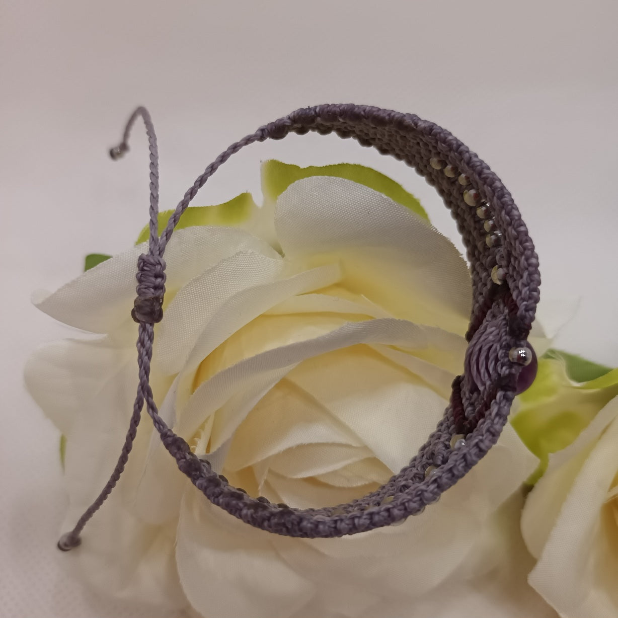 Bracelet fluorine violette - micro‑macramé - réglable