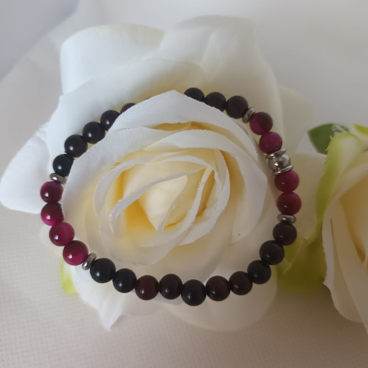 Bracelet bois et œil de tigre teinté rose 6 mm - perles acier inox - élastique 16 cm