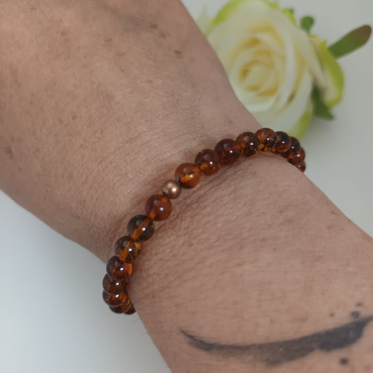 Bracelet ambre naturel 6 mm - perle laiton - élastique 16 cm