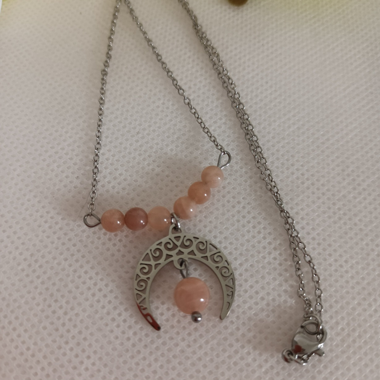 Collier pierre de lune rose - corne tribale 3,5 x 3,2 cm - perles 4 & 6 mm - acier inox argent