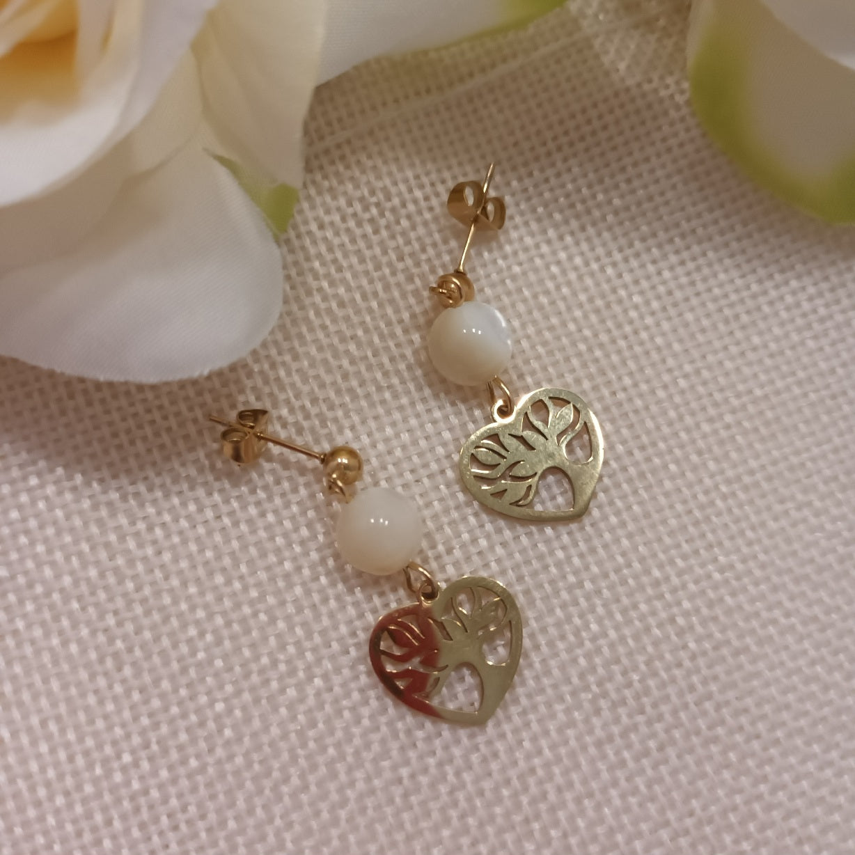 Boucles d’oreilles nacre - motif arbre de vie cœur - acier inoxydable - 3,4 × 1,5 cm