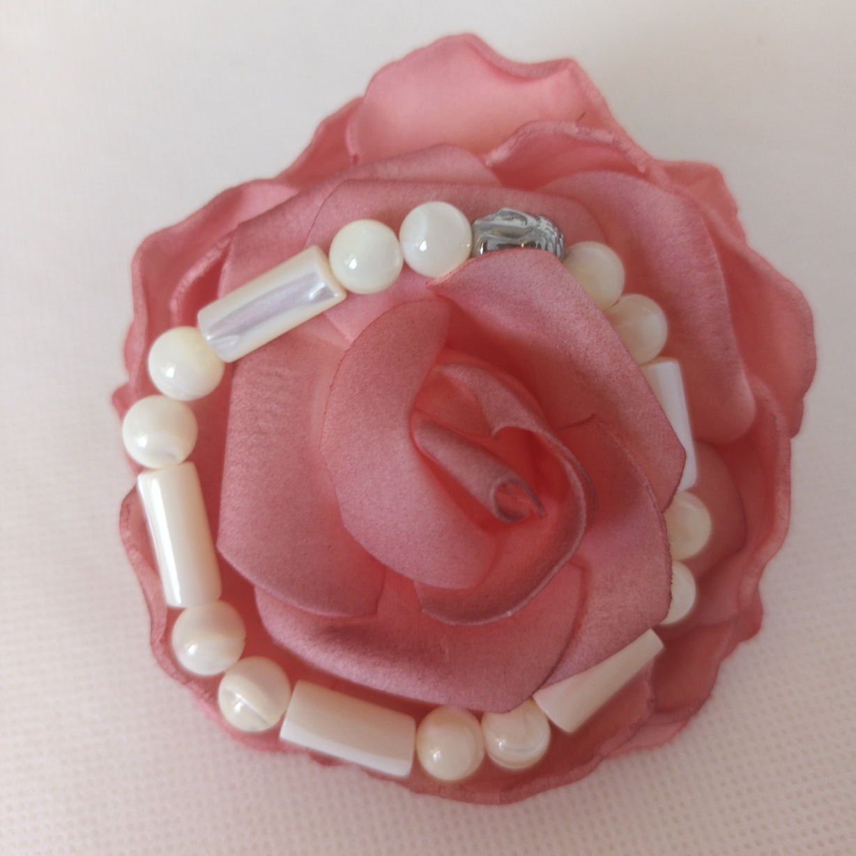 Bracelet nacre naturelle - breloque bouddha acier inox - élastique 16 cm