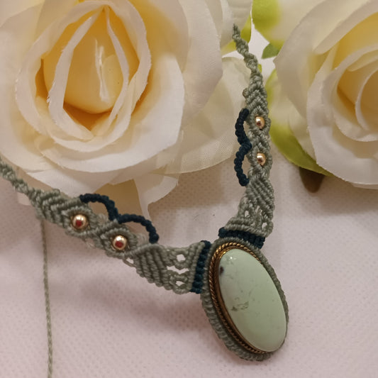 Collier chrysoprase lemon - 3 × 1,5 cm - micro‑macramé - réglable