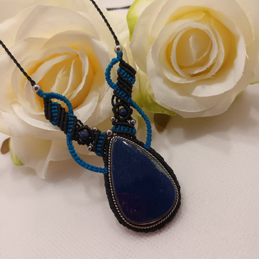 Collier lapis‑lazuli - 4 × 2,6 cm - micro‑macramé - réglable