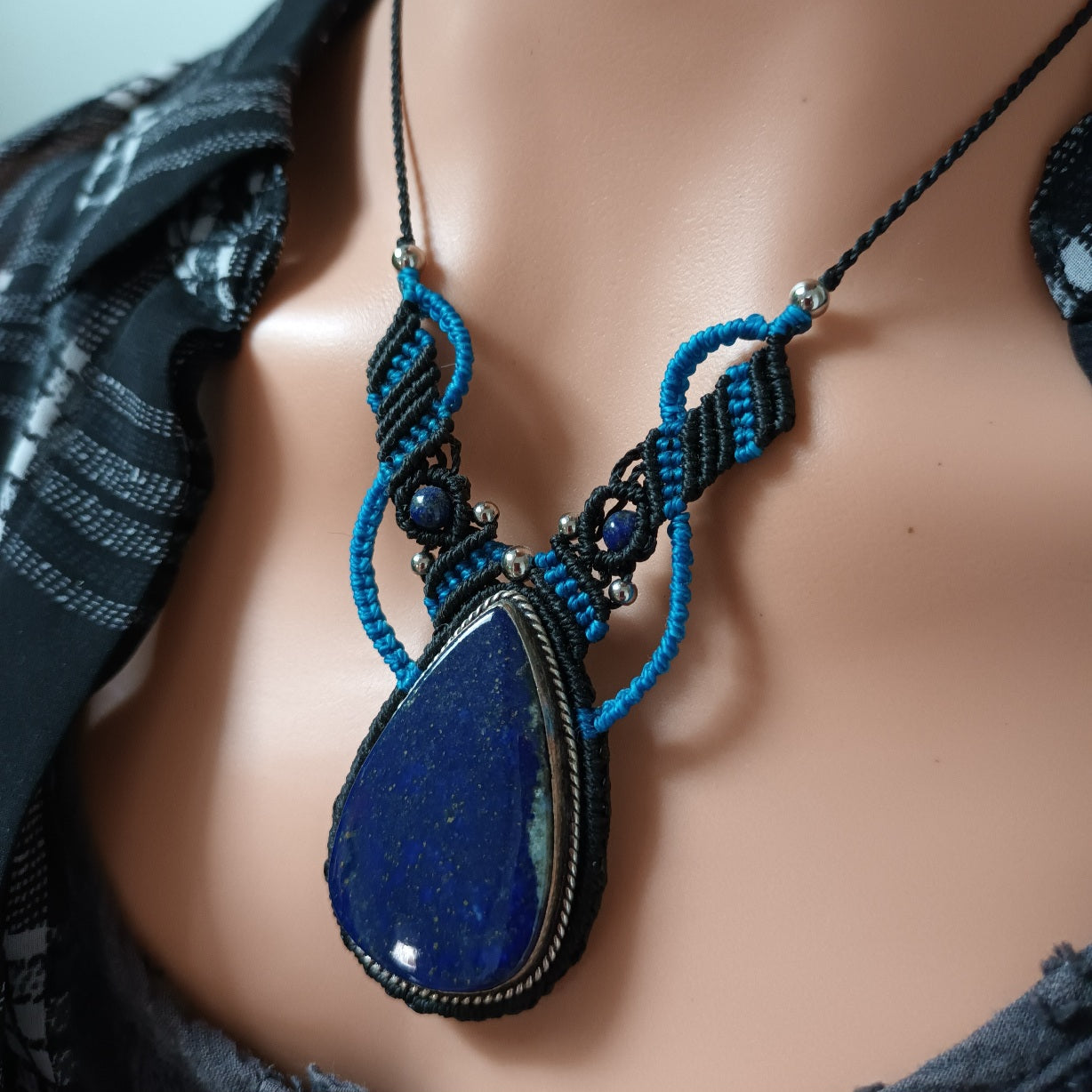 Collier lapis‑lazuli - 4 × 2,6 cm - micro‑macramé - réglable