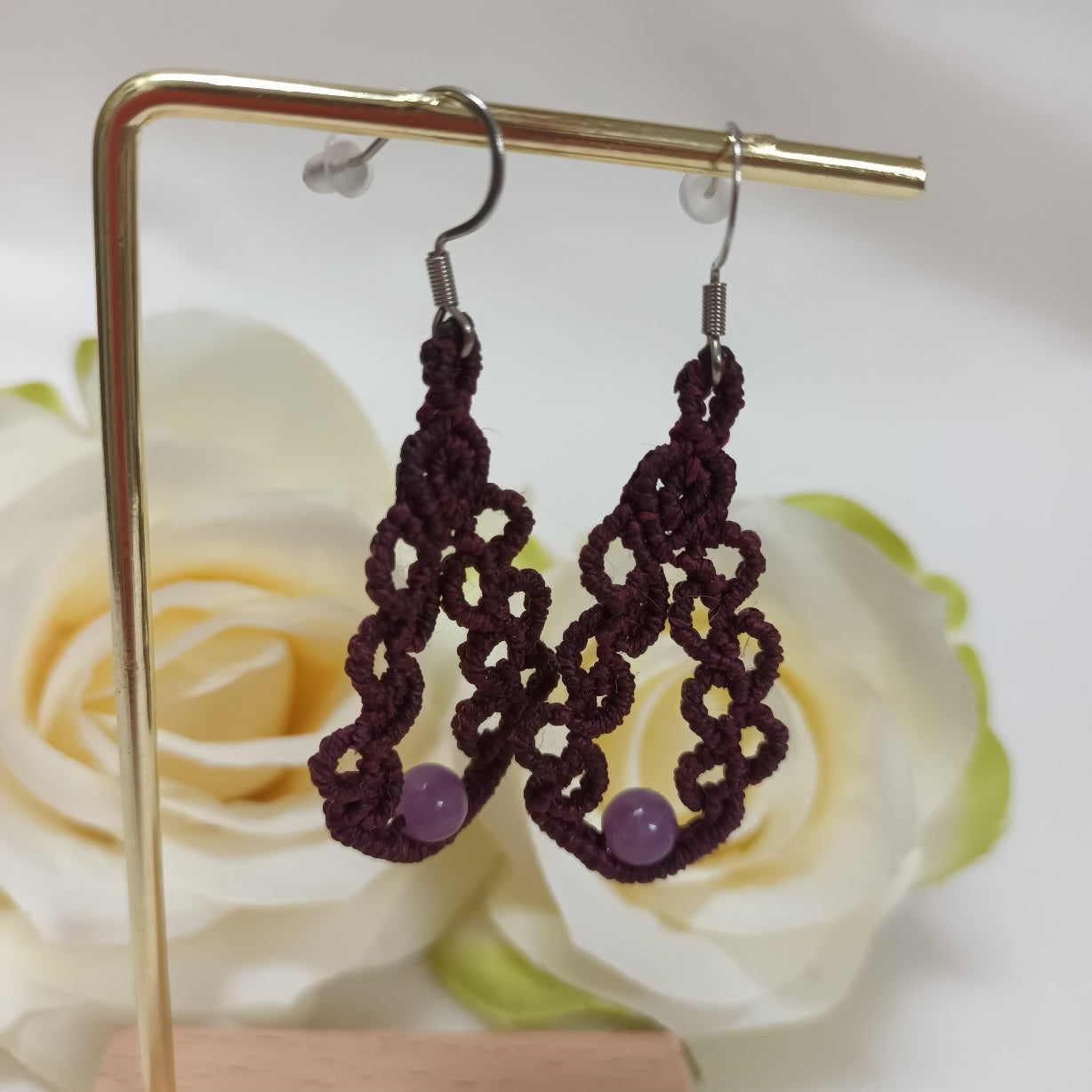 Boucles d’oreilles lépidolite - micro‑macramé - acier inoxydable - 6,3 × 2,2 cm
