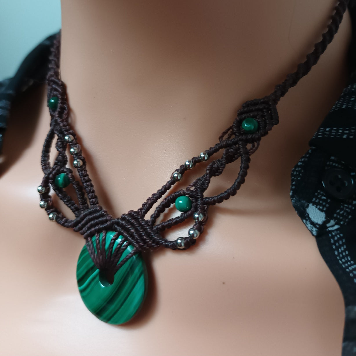 Collier donut malachite 2,5 cm - micro‑macramé - réglable