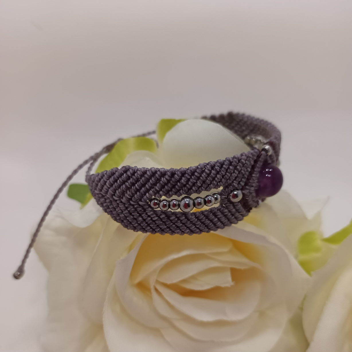 Bracelet fluorine violette - micro‑macramé - réglable