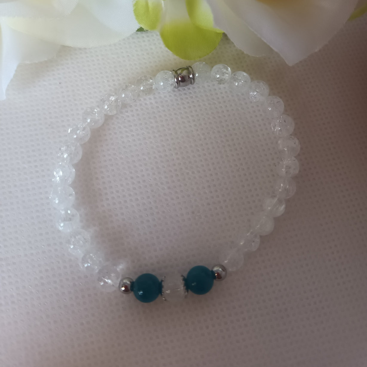 Bracelet cristal de roche et apatite 6 mm - breloques acier inox - élastique 16,5 cm