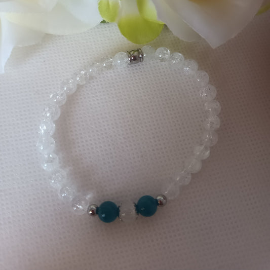 Bracelet cristal de roche et apatite 6 mm - breloques acier inox - élastique 16,5 cm