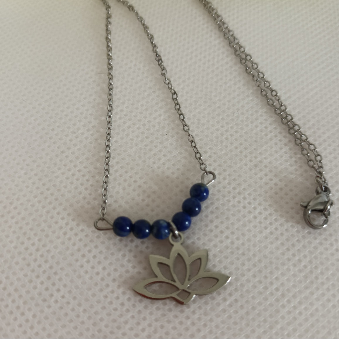 Collier lapis‑lazuli - fleur de lotus 1 × 2 cm - perles 4 mm - acier inox argent