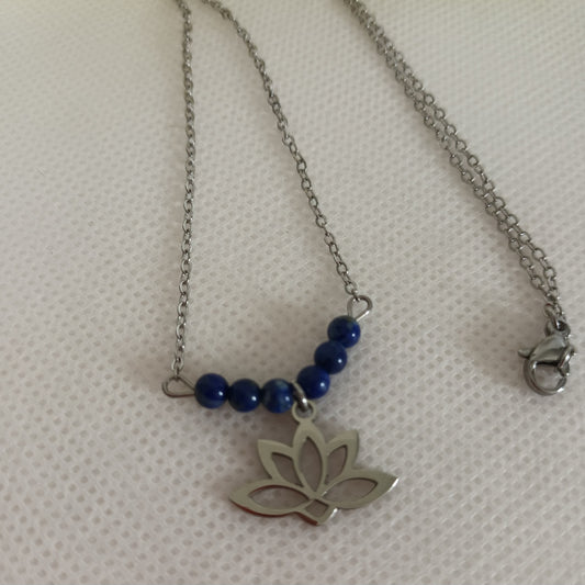 Collier lapis‑lazuli - fleur de lotus 1 × 2 cm - perles 4 mm - acier inox argent